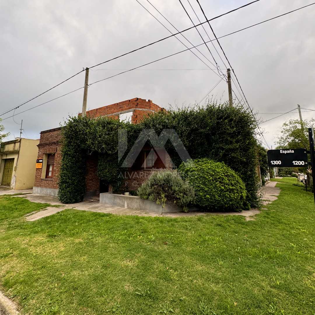 Alvarez Moreno Propiedades - Brinda asesoramiento y soluciones a nuestros clientes en lo que se refiera al mercado inmobiliario. Ventas, tasaciones, alquileres de todo tipo de propiedadesCasa en esquina España y Lacunza