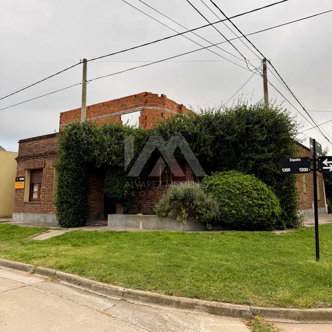 Alvarez Moreno Propiedades - Brinda asesoramiento y soluciones a nuestros clientes en lo que se refiera al mercado inmobiliario. Ventas, tasaciones, alquileres de todo tipo de propiedadesCasa en esquina España y Lacunza