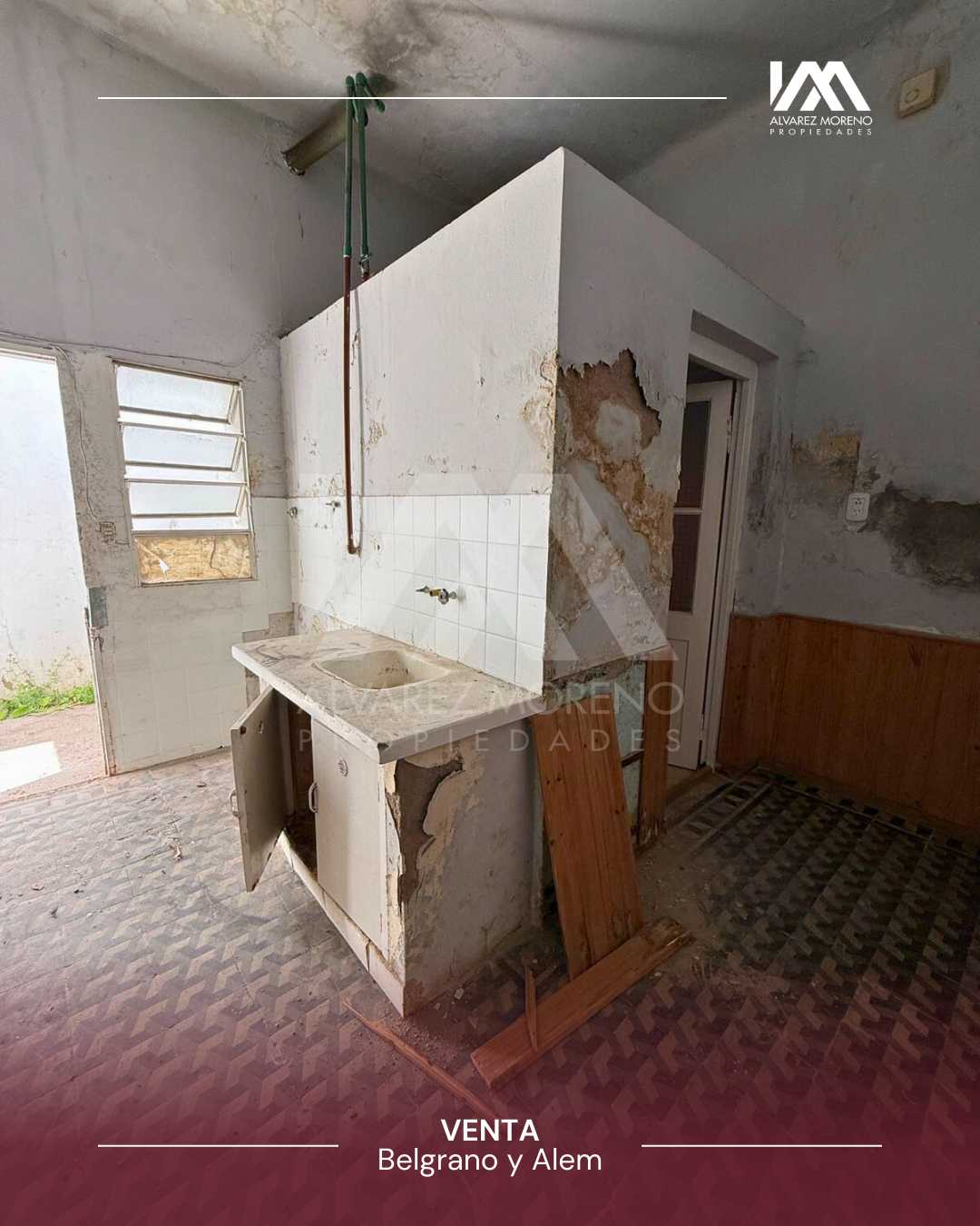 Alvarez Moreno Propiedades - Brinda asesoramiento y soluciones a nuestros clientes en lo que se refiera al mercado inmobiliario. Ventas, tasaciones, alquileres de todo tipo de propiedadesCASA A RECICLAR EN ESQUINA