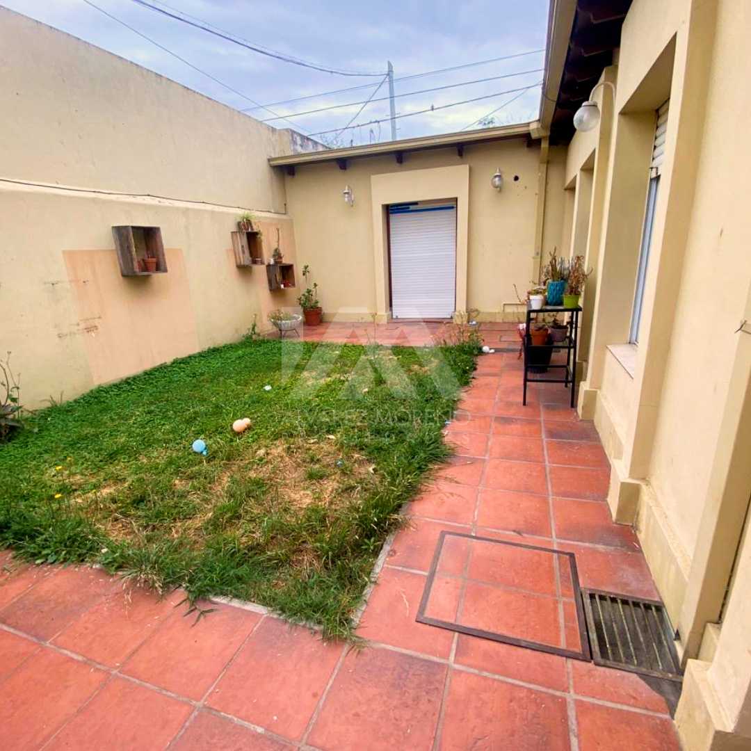 Alvarez Moreno Propiedades - Brinda asesoramiento y soluciones a nuestros clientes en lo que se refiera al mercado inmobiliario. Ventas, tasaciones, alquileres de todo tipo de propiedadesCasa en esquina España y Lacunza